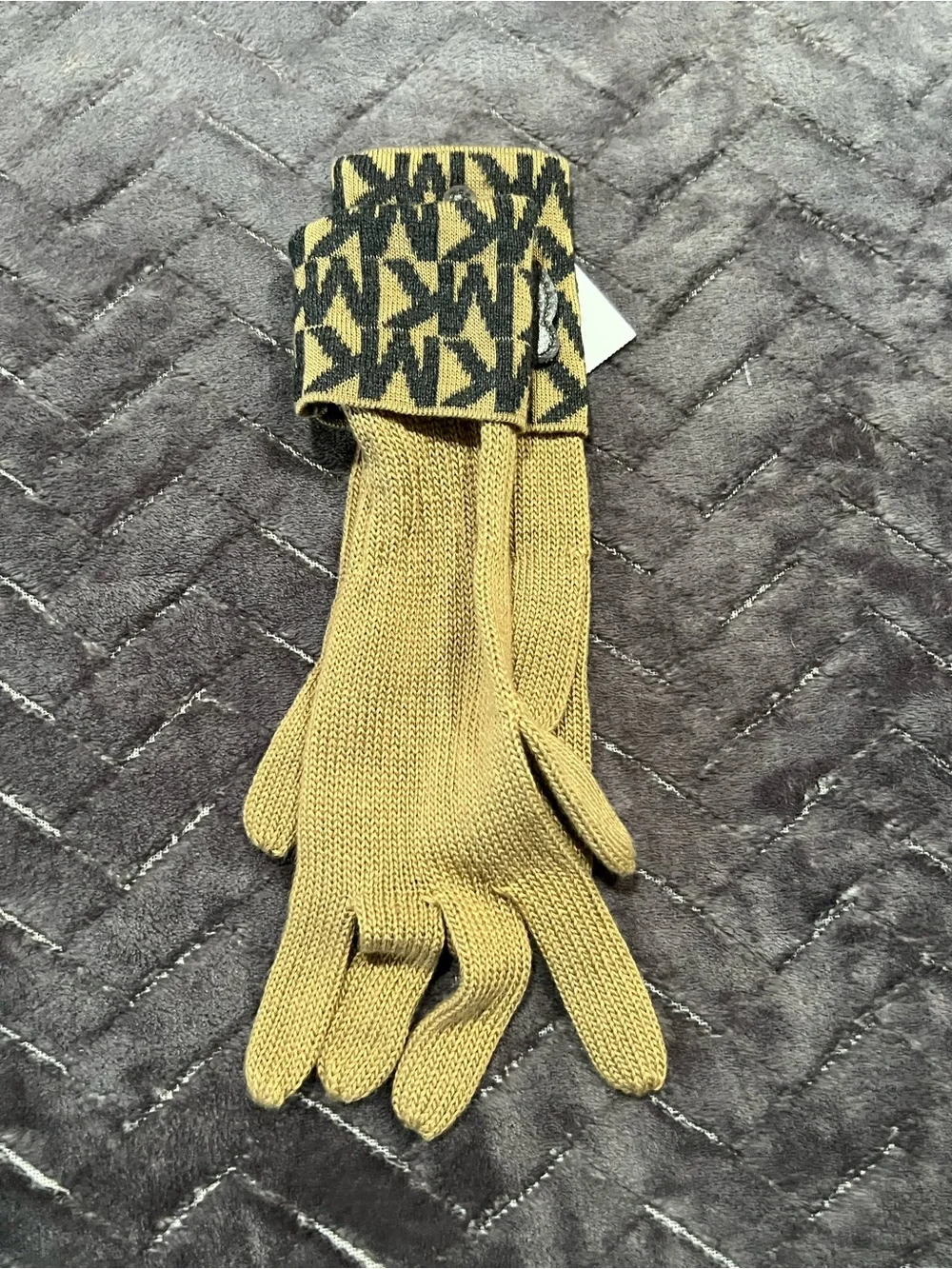 new Michael Kors Women's Logo Trim Knit Gloves in Mustard